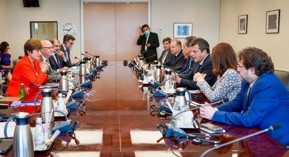 El FMI aprobó la revisión, pero ya mete presión sobre la economía en 2023
