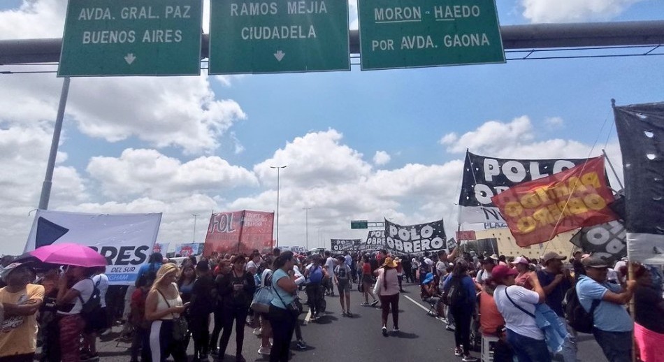 Piqueteros cortan rutas y accesos a CABA en reclamo de aumento y bono