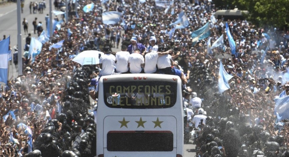 Una multitud: La Selección fue evacuada en helicóptero desde la Autopista