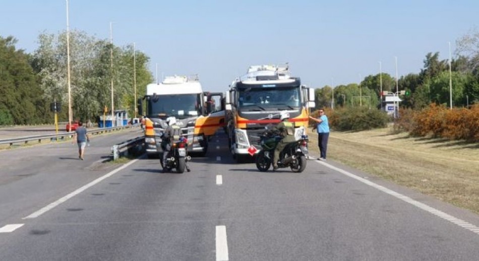 Transportistas cortan la autopista Rosario-Buenos Aires por un reclamo de tarifas