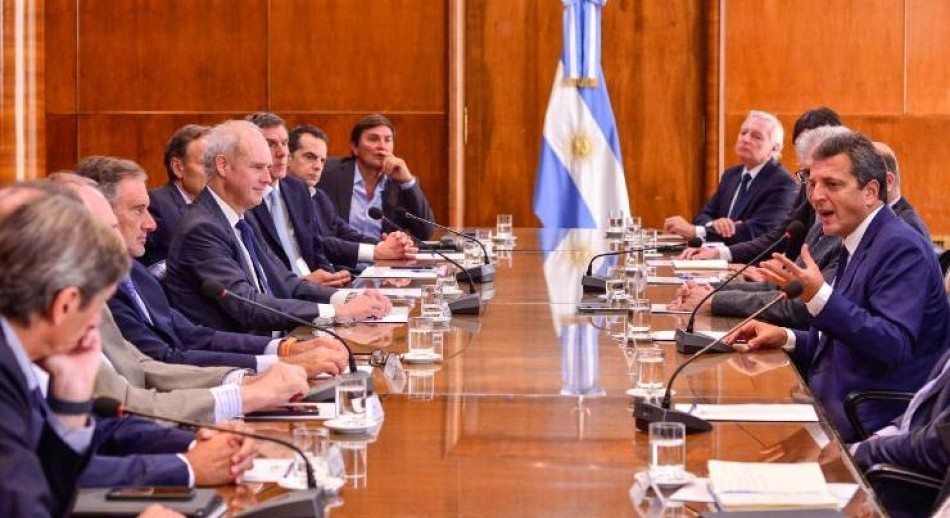 Deuda: Gobierno acordó con los bancos postergar vencimientos hasta 2025