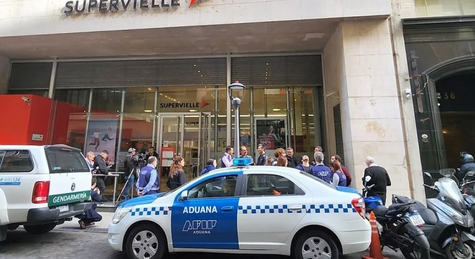 Allanaron 20 bancos en la City porteña por intervenir en el mercado cambiario