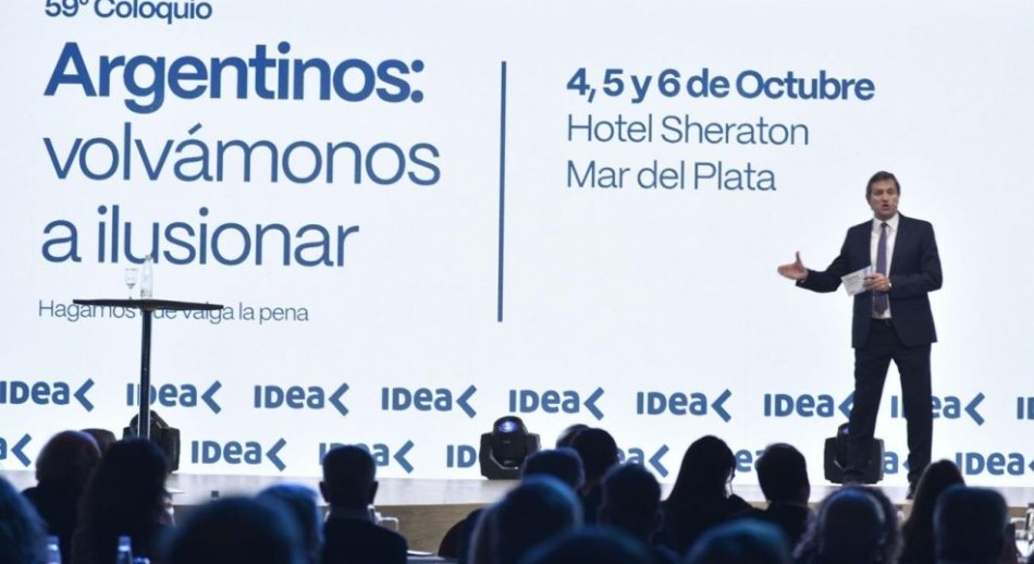 Con cuestionamientos a la política por