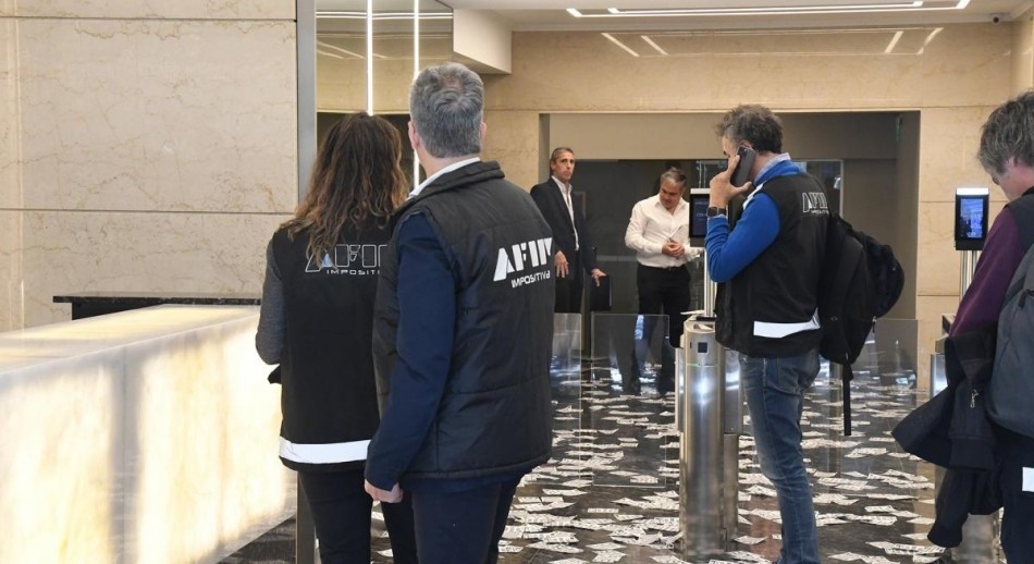 Aduana allanó 18 bancos por una fuga de US$400 millones