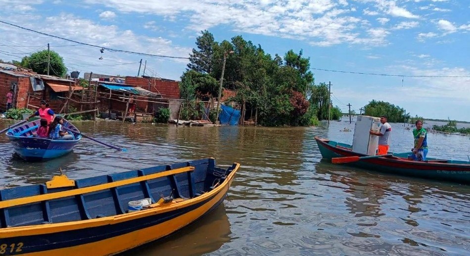 Hay más de mil evacuados por la creciente de los ríos Paraná y Uruguay