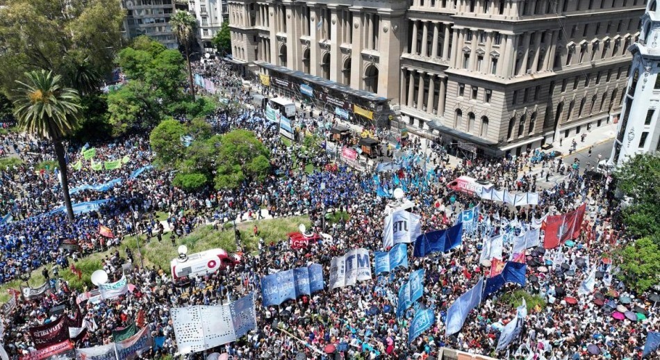 La CGT, las dos CTA y movimientos sociales marcharon a Tribunales contra el DNU de Milei