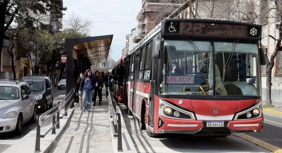 El Gobierno propuso aumentos del 251% en colectivos y 169% en trenes desde febrero