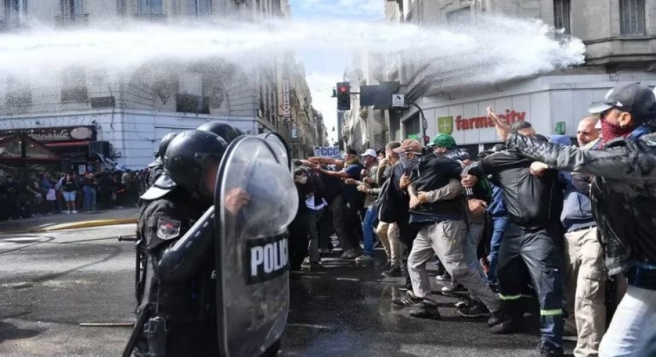 Caos de tránsito, tensión y detenidos por una protesta en la 9 de Julio