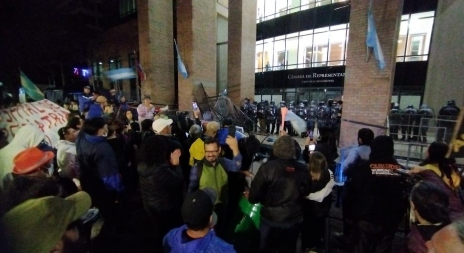 Escala el conflicto en Misiones: hubo fuertes incidentes frente a la casa del gobernador