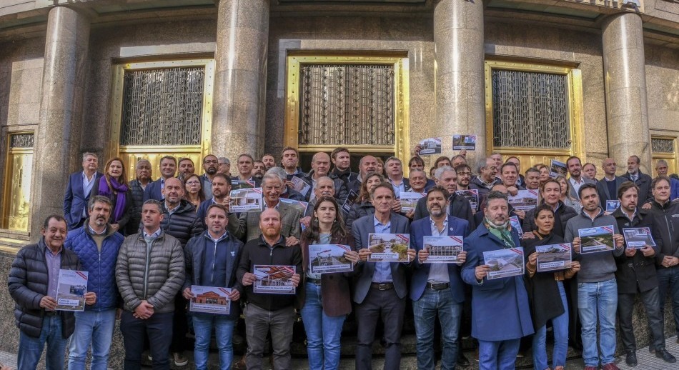 Ministros y 60 intendentes bonaerenses reclamaron fondos para obras públicas en la Provincia