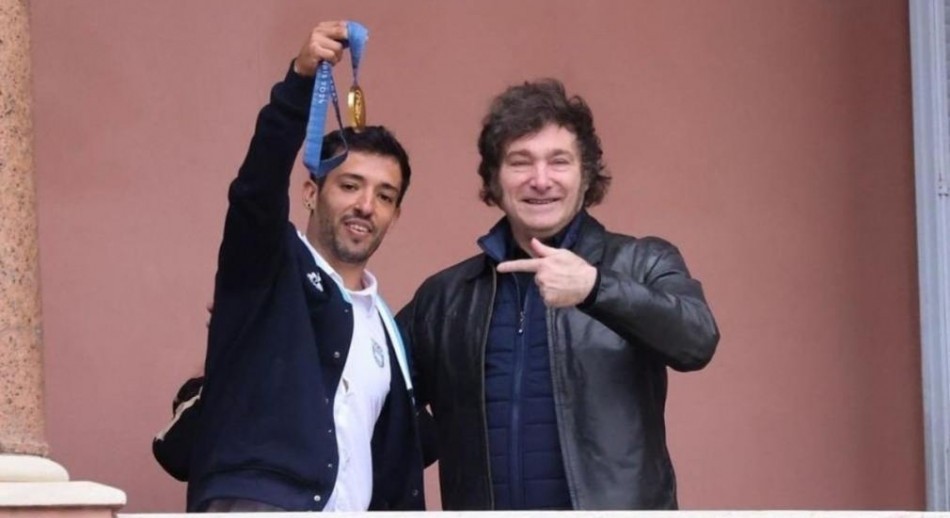 “Maligno” Torres llegó y mostró la medalla de oro en el balcón de la Casa Rosada