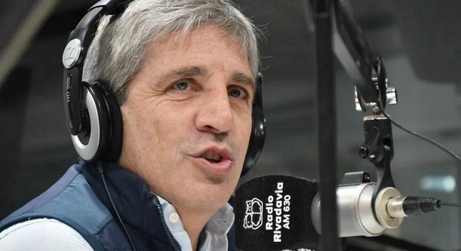 Luis Caputo confirmó que la baja del Impuesto País no alcanza al dólar ahorro y tarjeta