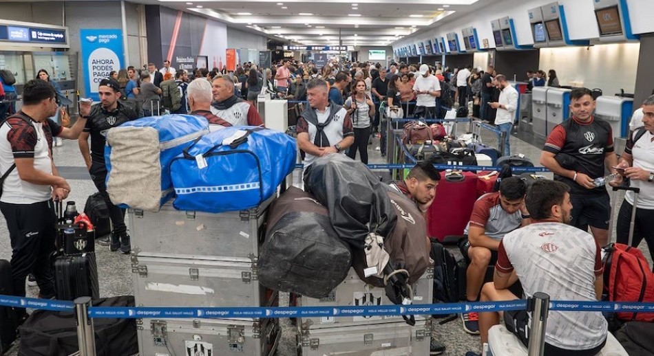 Ultimátum del Gobierno a los gremios: Deberán presentar una propuesta o cierra Aerolíneas