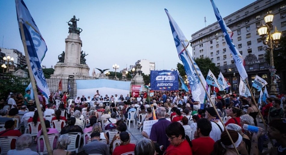 Opositores marcharon frente al Congreso exigiendo juicio político a Javier Milei por el «Criptogate»