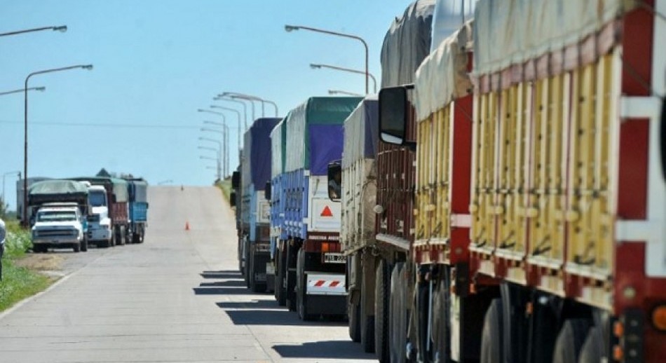 Arrancó el paro de transportistas de granos por el precio del gasoil