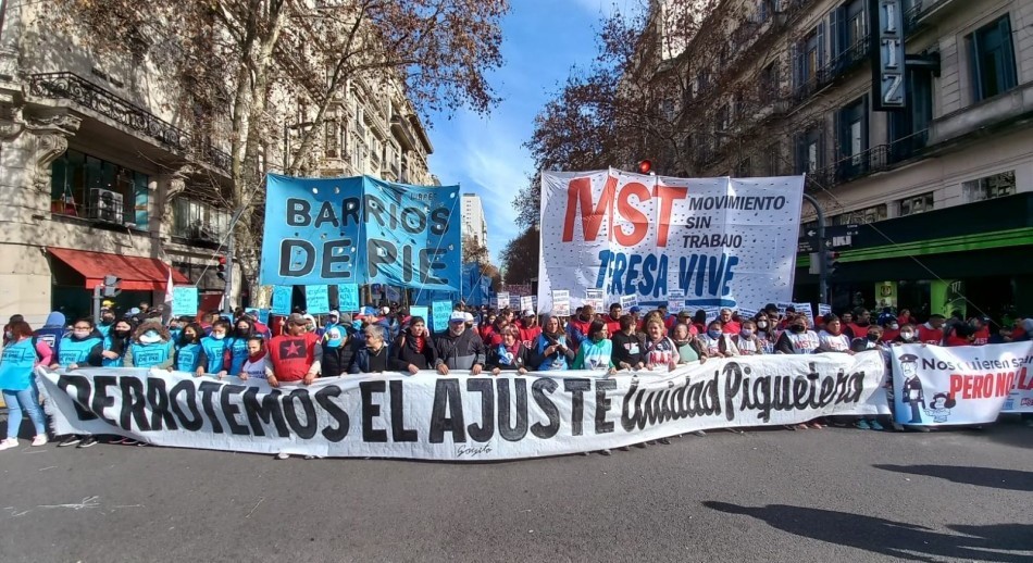 Con amenaza de acampe, piqueteros marchan en el centro porteño