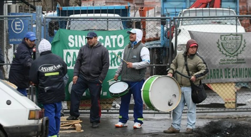 Un grupo de activistas del Sindicato de Camioneros irrumpió en una empresa e hirió a seis personas