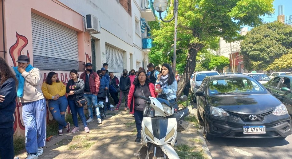 Refuerzo Alimentario: Largas filas en las oficinas de Anses por el bono de $45 mil